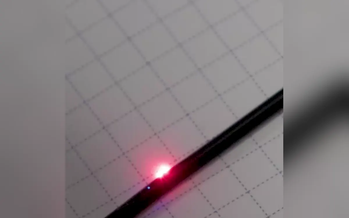 激光在线标刻黑色线缆表面的过程画面