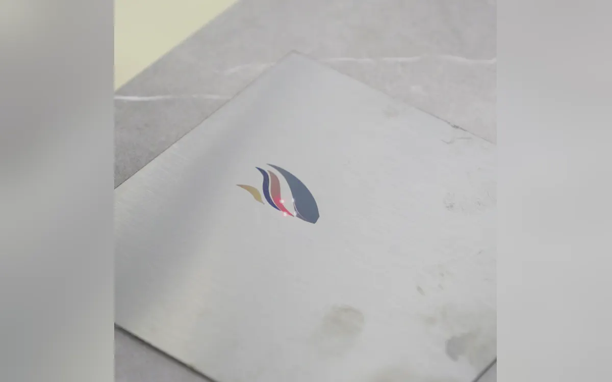MOPA光纤激光在金属板上形成彩色图形的过程