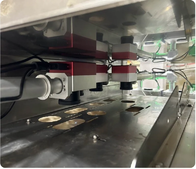 Multiple marking-head stations for the broad end of eggs on a grading line